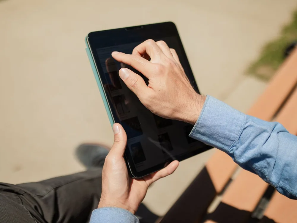 Zákazník používa tablet pri výbere produktu