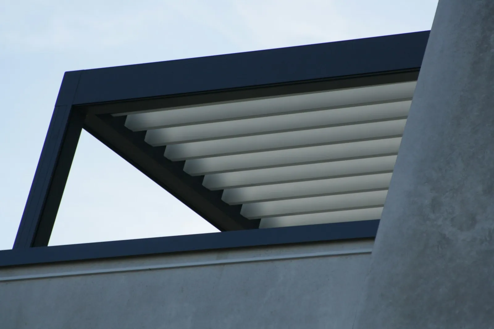 Detail hliníkové pergoly s nastavitelnými lamelami